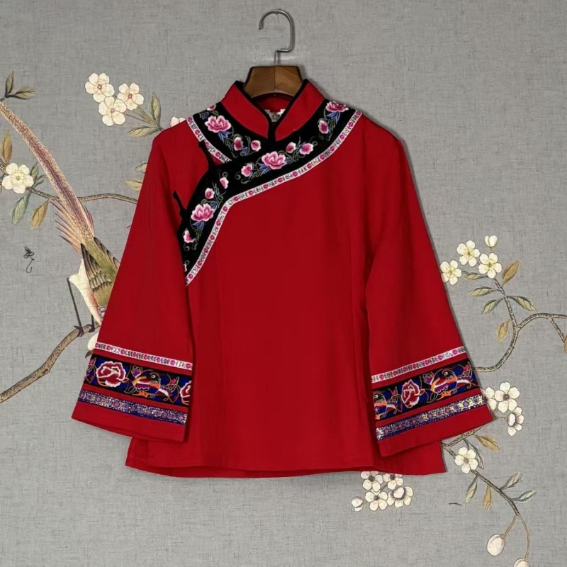 Zhangjiajie's ethnic clothing style is inherently inspired by the mountains and rivers